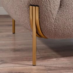 Poltrona in Tessuto Teddy con Piedi in Metallo Dorato – Stile Scandinavo