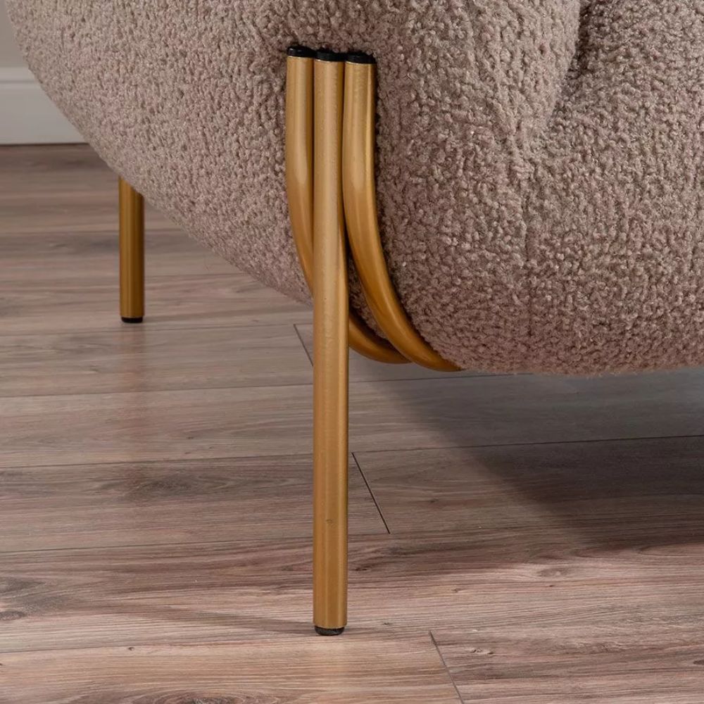 Poltrona in Tessuto Teddy con Piedi in Metallo Dorato – Stile Scandinavo
