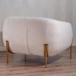 Poltrona in Tessuto Teddy con Piedi in Metallo Dorato – Stile Scandinavo