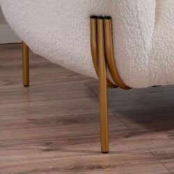 Poltrona in Tessuto Teddy con Piedi in Metallo Dorato – Stile Scandinavo