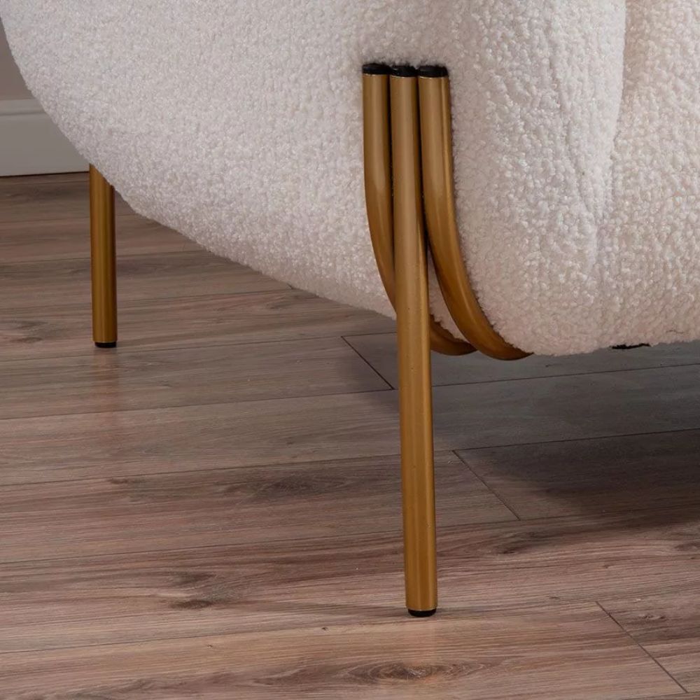 Poltrona in Tessuto Teddy con Piedi in Metallo Dorato – Stile Scandinavo