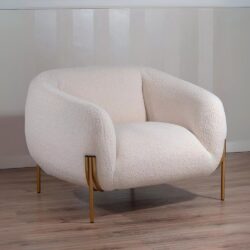 Poltrona in Tessuto Teddy con Piedi in Metallo Dorato – Stile Scandinavo