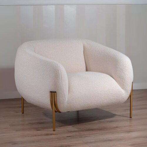 Poltrona in Tessuto Teddy con Piedi in Metallo Dorato – Stile Scandinavo