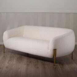 Divano 3 Posti in Tessuto Teddy con Piedi in Metallo Dorato – Stile Scandinavo