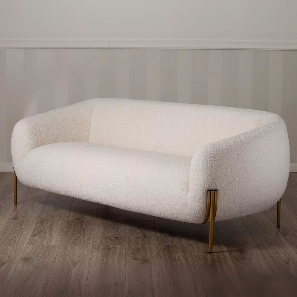 Divano 3 Posti in Tessuto Teddy con Piedi in Metallo Dorato – Stile Scandinavo