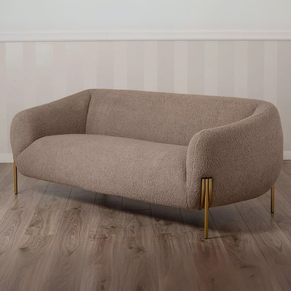 Divano 3 Posti in Tessuto Teddy con Piedi in Metallo Dorato – Stile Scandinavo