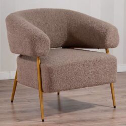 Poltrona in Tessuto Teddy con Piedi in Metallo Dorato – Stile Scandinavo
