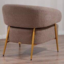 Poltrona in Tessuto Teddy con Piedi in Metallo Dorato – Stile Scandinavo