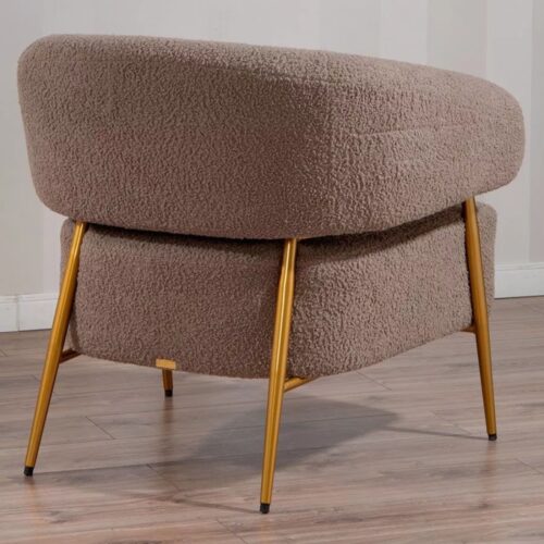 Poltrona in Tessuto Teddy con Piedi in Metallo Dorato – Stile Scandinavo