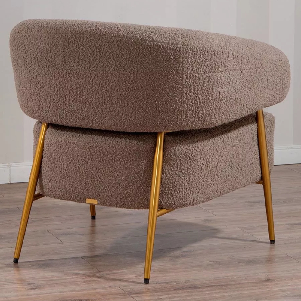 Poltrona in Tessuto Teddy con Piedi in Metallo Dorato – Stile Scandinavo