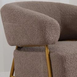 Poltrona in Tessuto Teddy con Piedi in Metallo Dorato – Stile Scandinavo