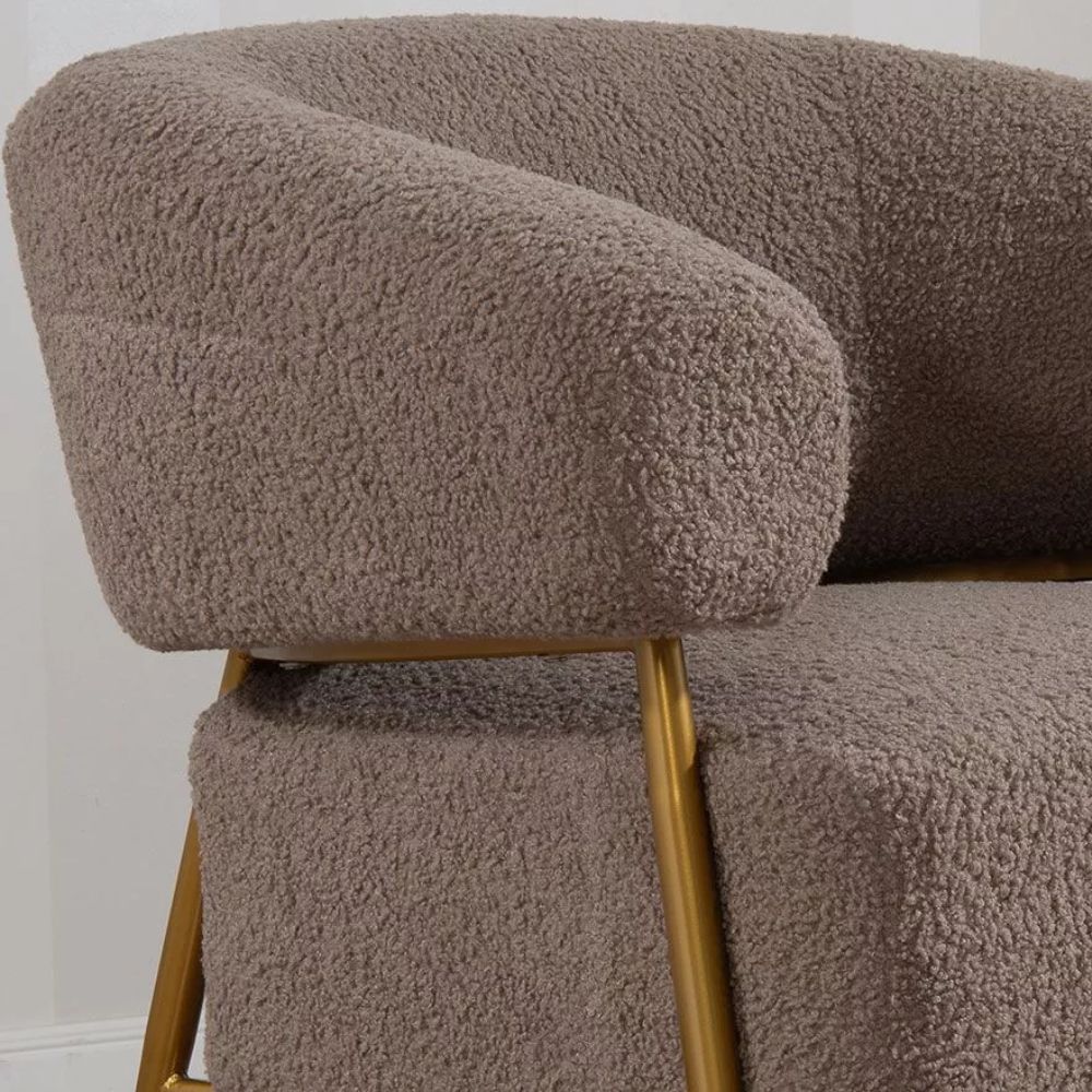 Poltrona in Tessuto Teddy con Piedi in Metallo Dorato – Stile Scandinavo