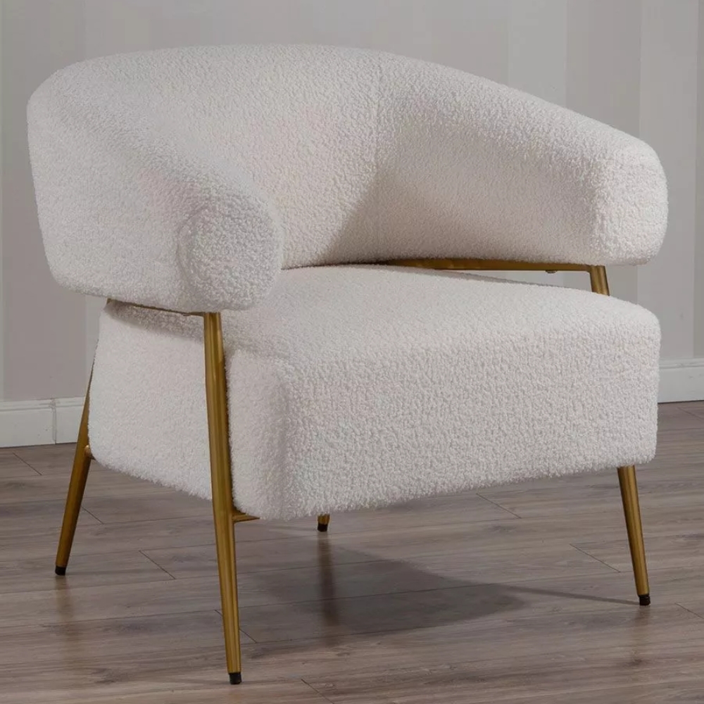 Poltrona in Tessuto Teddy con Piedi in Metallo Dorato – Stile Scandinavo
