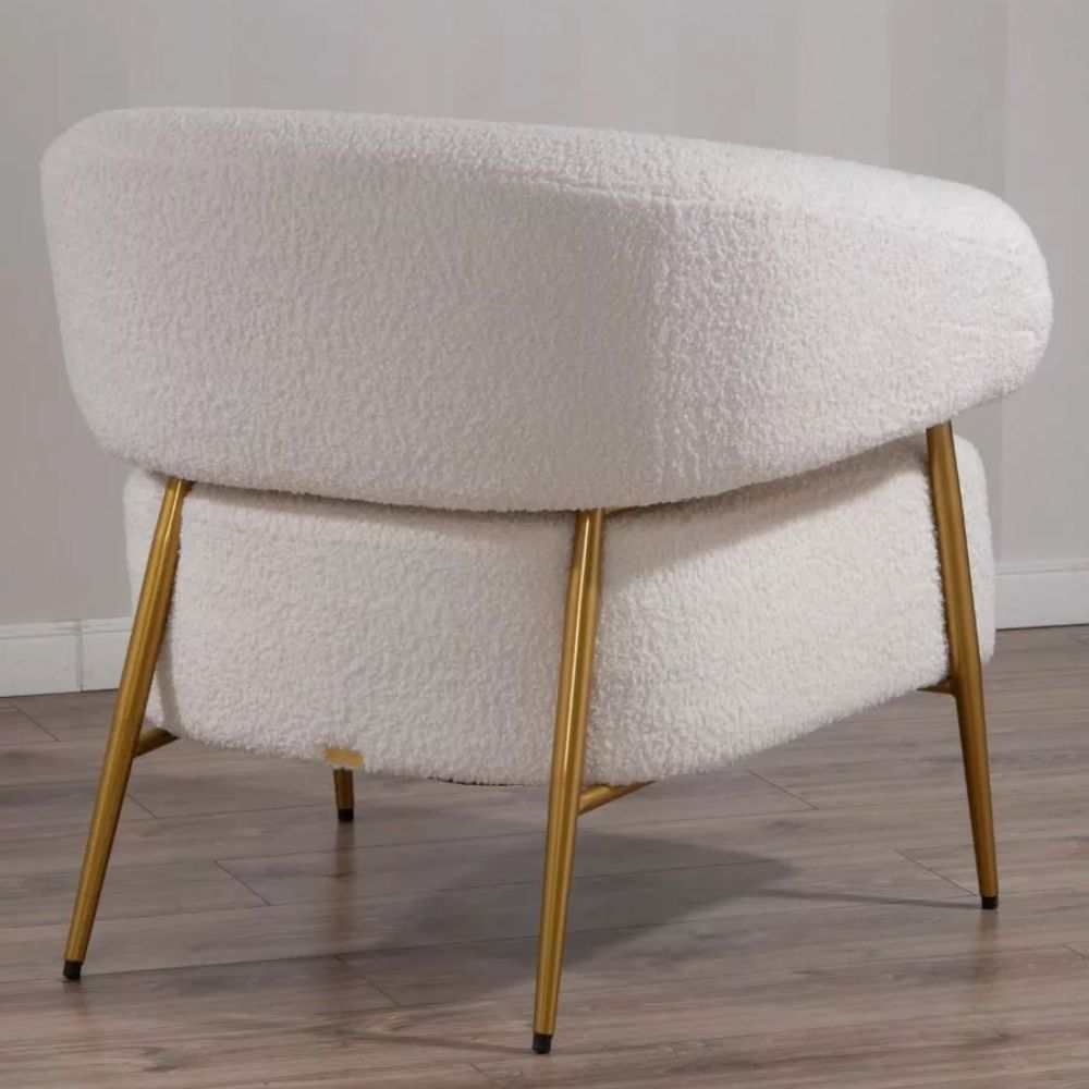 Poltrona in Tessuto Teddy con Piedi in Metallo Dorato – Stile Scandinavo