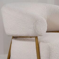 Poltrona in Tessuto Teddy con Piedi in Metallo Dorato – Stile Scandinavo