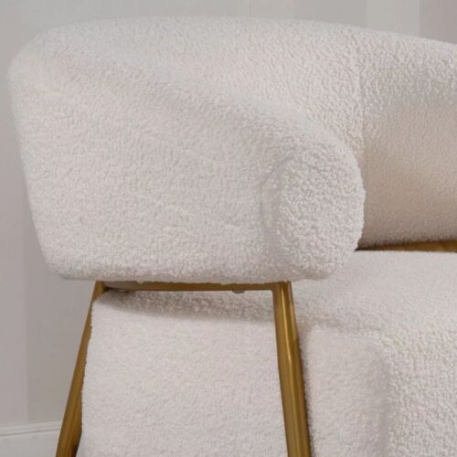 Poltrona in Tessuto Teddy con Piedi in Metallo Dorato – Stile Scandinavo