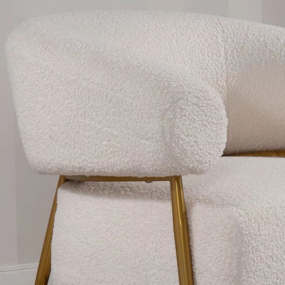 Poltrona in Tessuto Teddy con Piedi in Metallo Dorato – Stile Scandinavo