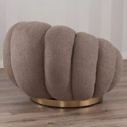 Poltrona Girevole in Tessuto Teddy con Struttura in Metallo Dorato – Stile Scandinavo