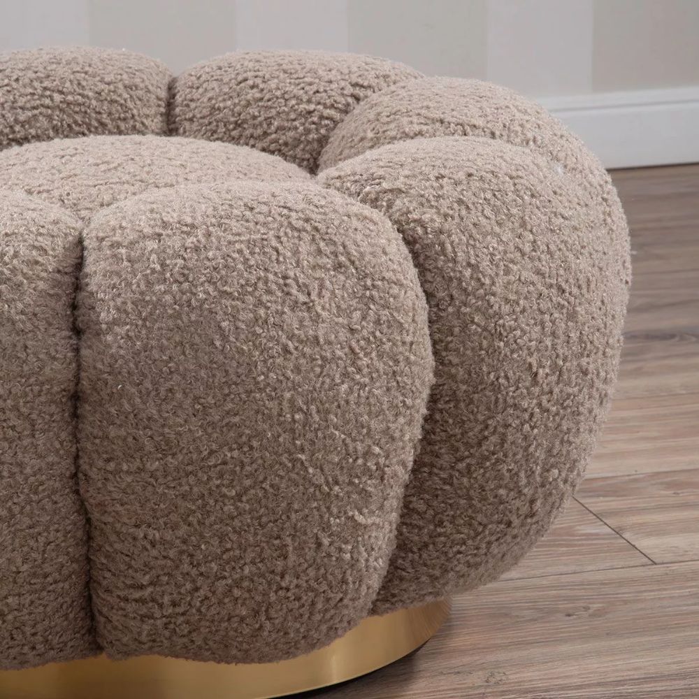 Poggiapiedi Pouf in Tessuto Teddy con Base in Metallo Dorato – Stile Scandinavo
