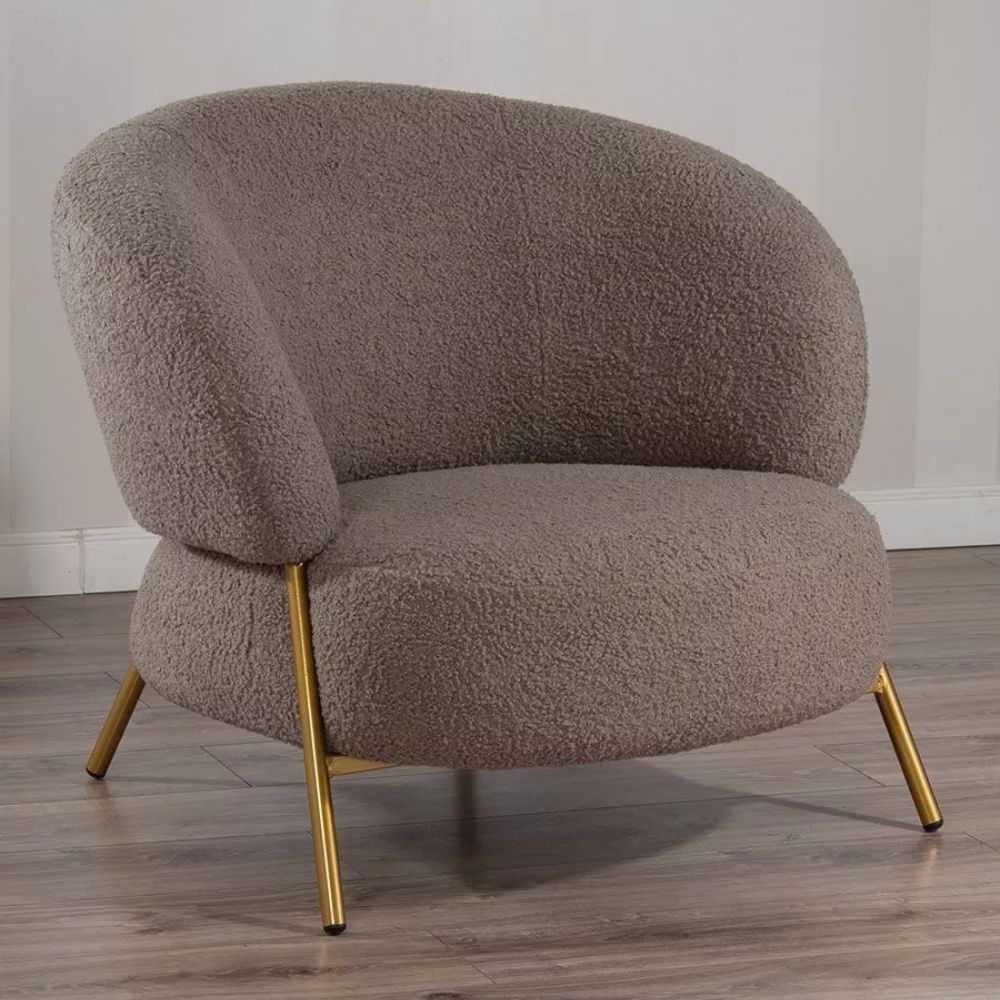 Poltrona in Tessuto Teddy Beige o Tortora con Struttura in Metallo Dorato – Stile Scandinavo
