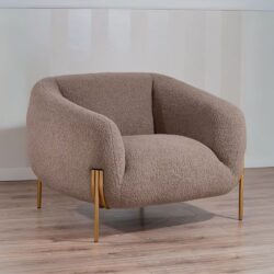 Poltrona in Tessuto Teddy con Piedi in Metallo Dorato – Stile Scandinavo