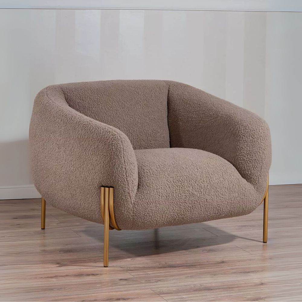 Poltrona in Tessuto Teddy con Piedi in Metallo Dorato – Stile Scandinavo