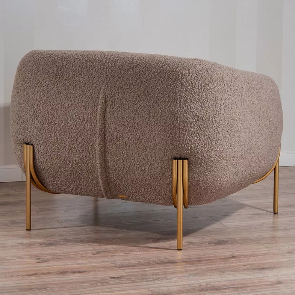Poltrona in Tessuto Teddy con Piedi in Metallo Dorato – Stile Scandinavo