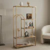 espositore vetrina per centro estetico Libreria Ariyune stile Japandi vetrina con ripiani in ceramica beige effetto marmo Calacatta e struttura in metallo dorato