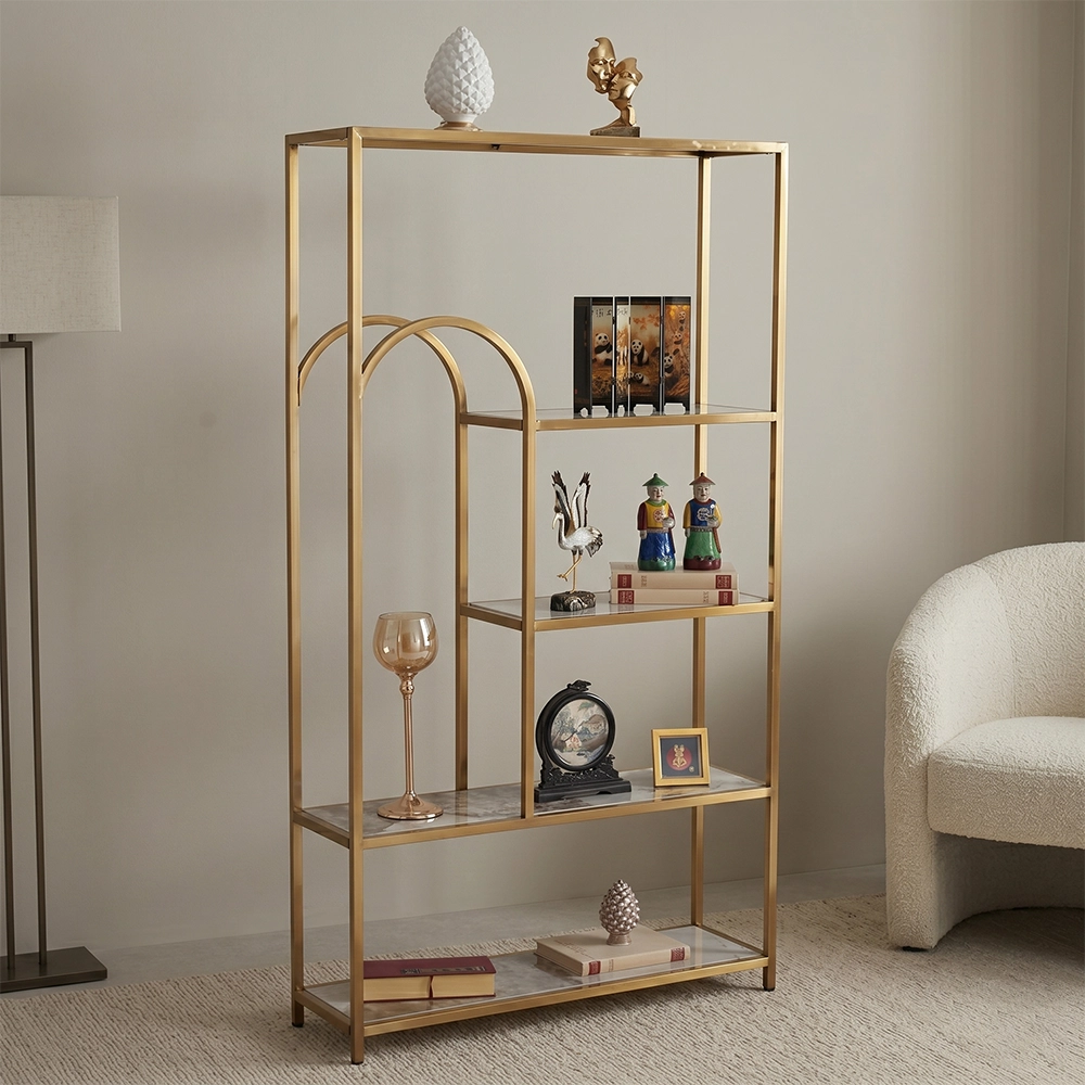 espositore vetrina per centro estetico Libreria Ariyune stile Japandi vetrina con ripiani in ceramica beige effetto marmo Calacatta e struttura in metallo dorato
