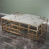 Tavolino oro da salotto Tayoko stile Japandi con top in ceramica beige effetto marmo Calacatta e struttura in metallo dorato