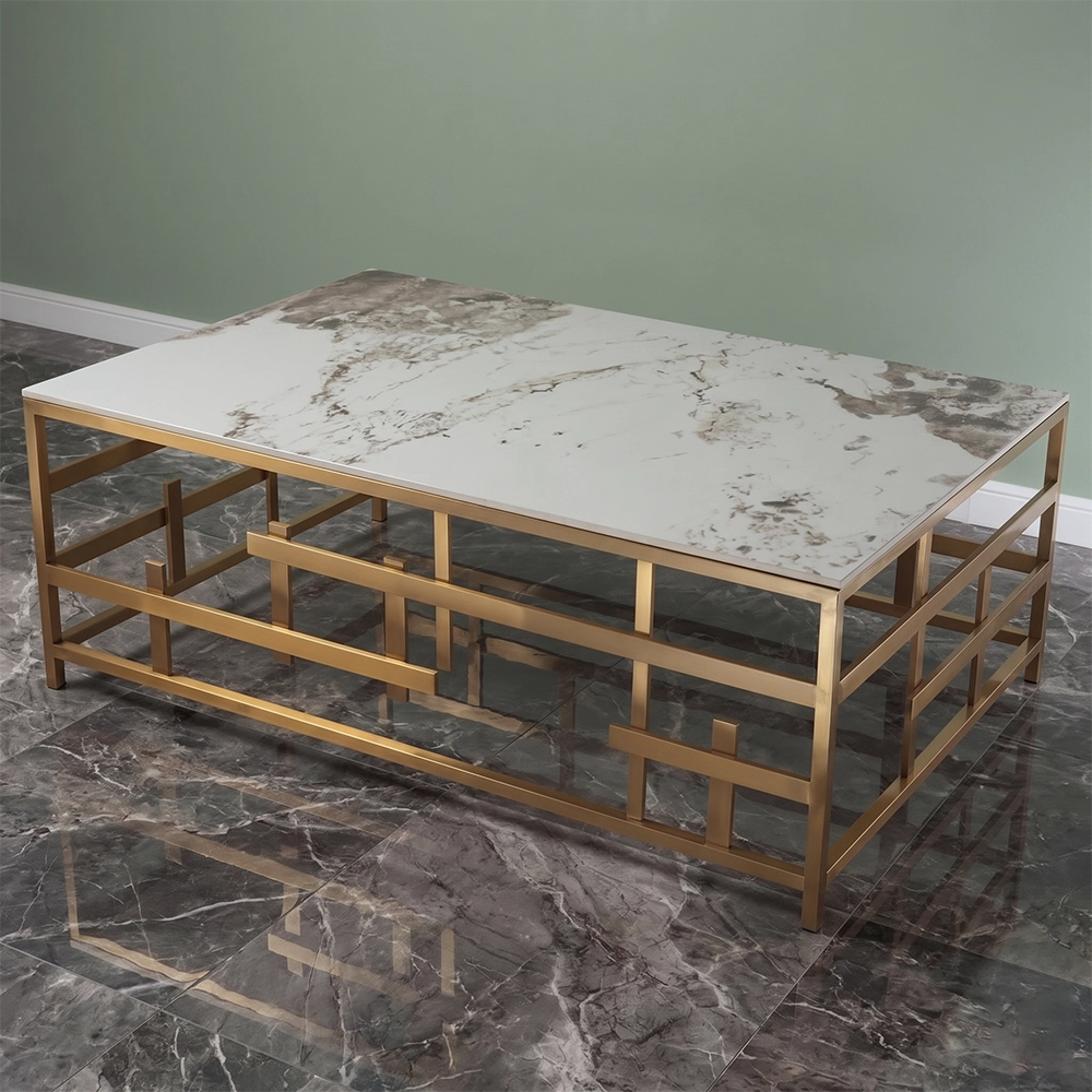 Tavolino oro da salotto Tayoko stile Japandi con top in ceramica beige effetto marmo Calacatta e struttura in metallo dorato