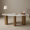 Tavolo Suyaro Asimmetrico Japandi con Top in Ceramica Effetto Marmo Calacatta e Struttura Oro