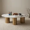 arredamento salone centro estetico Tavolino da salotto Lomaki stile Japandi con top in ceramica beige effetto marmo Calacatta e struttura in metallo dorato