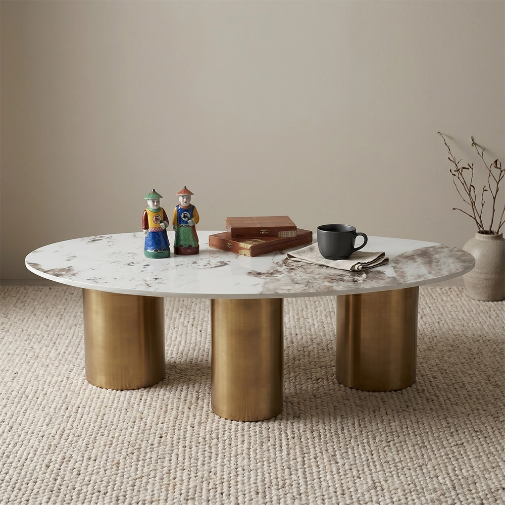 arredamento salone centro estetico Tavolino da salotto Lomaki stile Japandi con top in ceramica beige effetto marmo Calacatta e struttura in metallo dorato