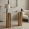 foto Consolle Miyara stile Japandi con top in ceramica beige effetto marmo Calacatta e struttura in metallo dorato